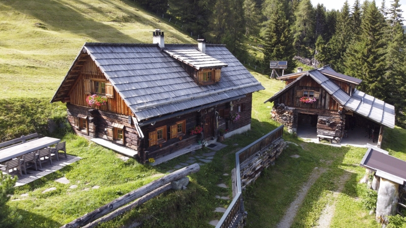 Drohnenfotografie von Berghütten oder Ferienanlagen