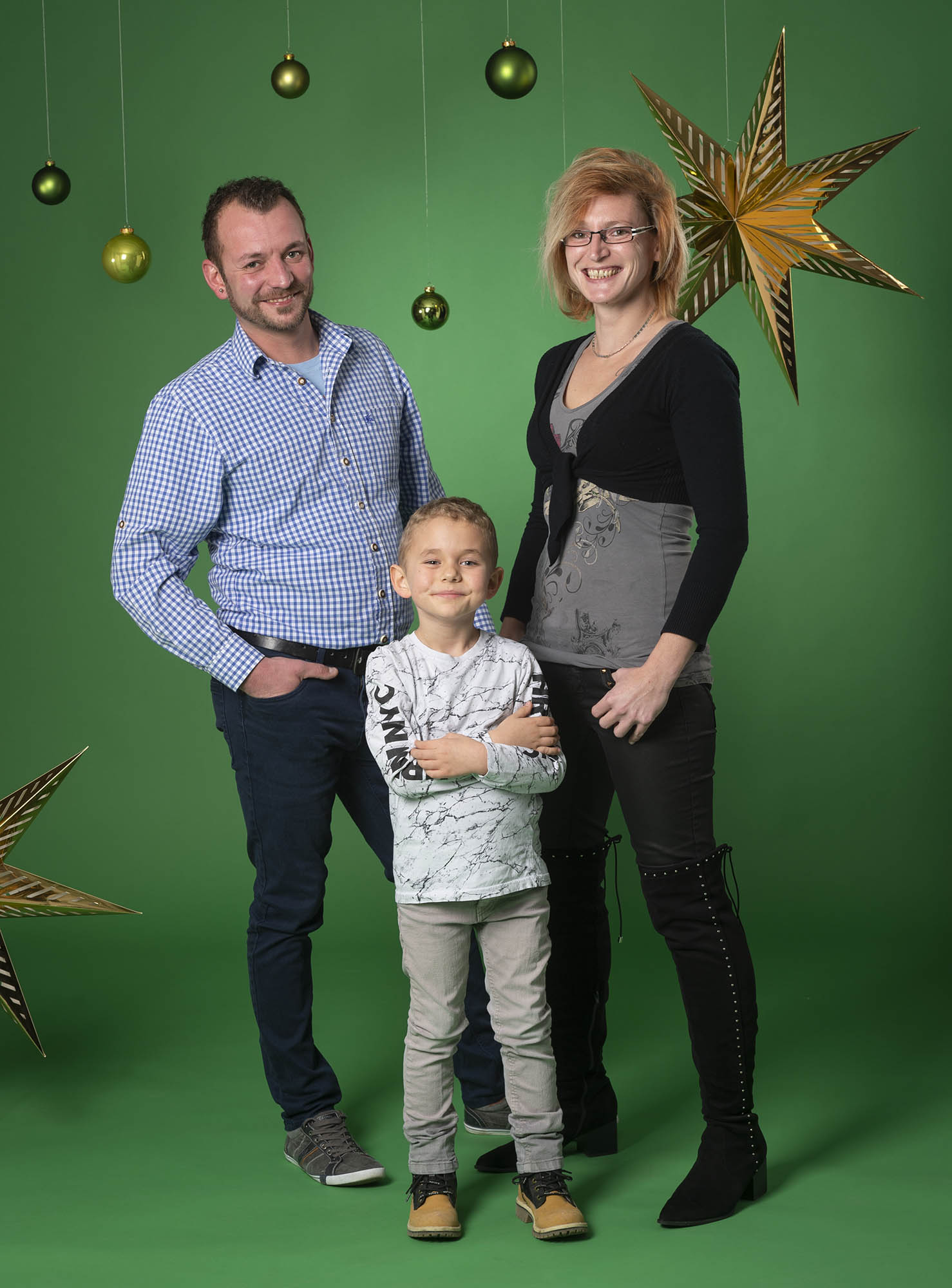 Familie-Traunstein-Familienfoto-Studio-Weihnachten-Geschenk-002