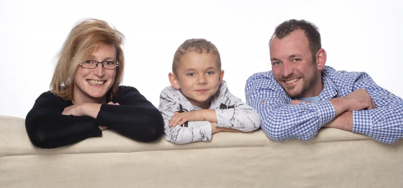 Familie-Traunstein-Familienfoto-Studio-Weihnachten-Geschenk-003